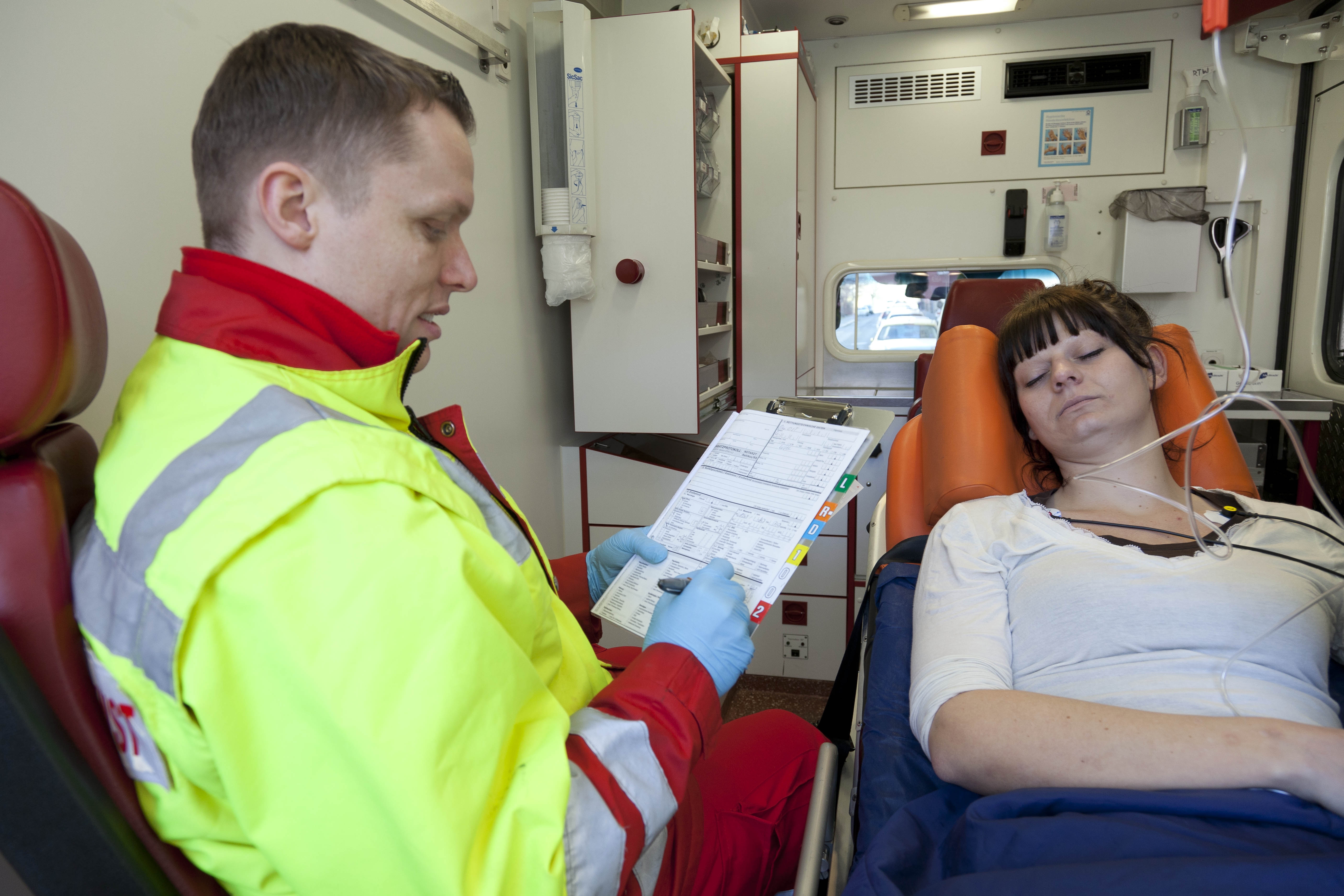 Rettungsassistenen im Einsatz, RTW